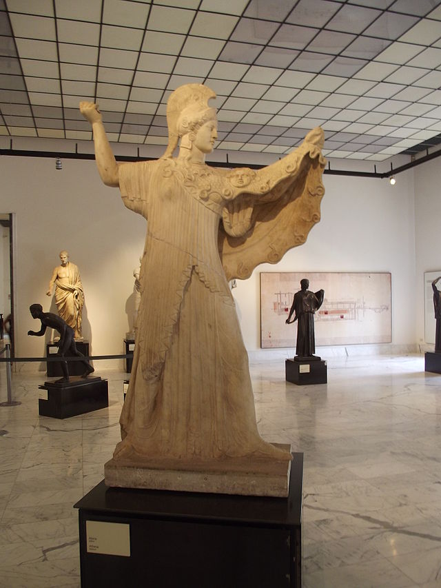 Скульптура Афина, заносящая копьё.
