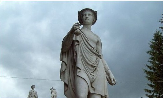 Фотография Бога Гермеса, скульптура в Петергофе украшает фонтан «Золотая гора»