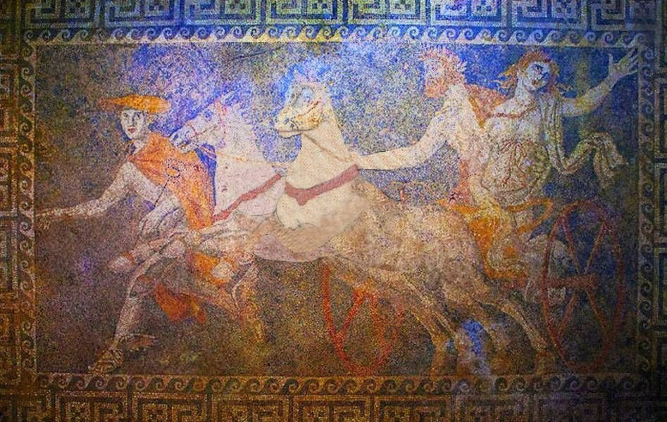 Аид похищает Персефону (4 век до н.э., Амфиполь, Греция).