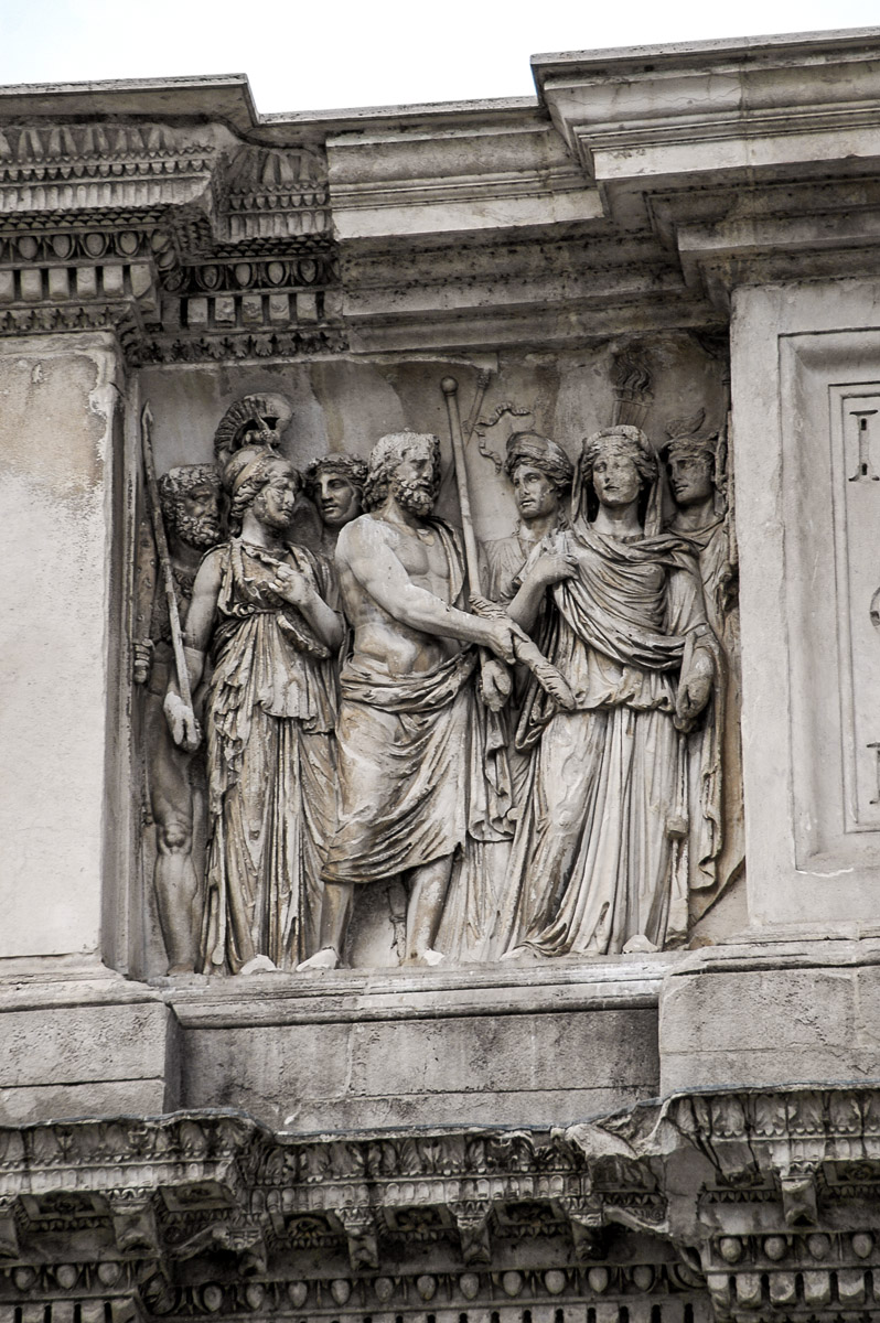 Скульптура Олимпийские боги, ожидающие прибытия императора. Слева направо: Геркулес, Минерва, Вакх, Юпитер, Церера, Юнона, Меркурий. Мрамор. 114—117 гг. Арка Траяна, Беневенто, Италия