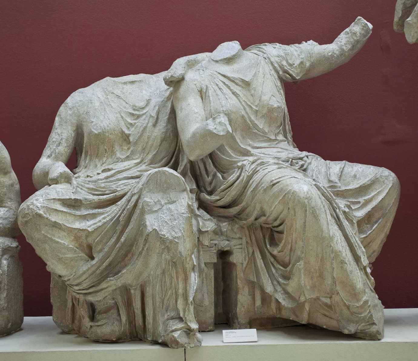 Скульптура Персефоны и Деметры