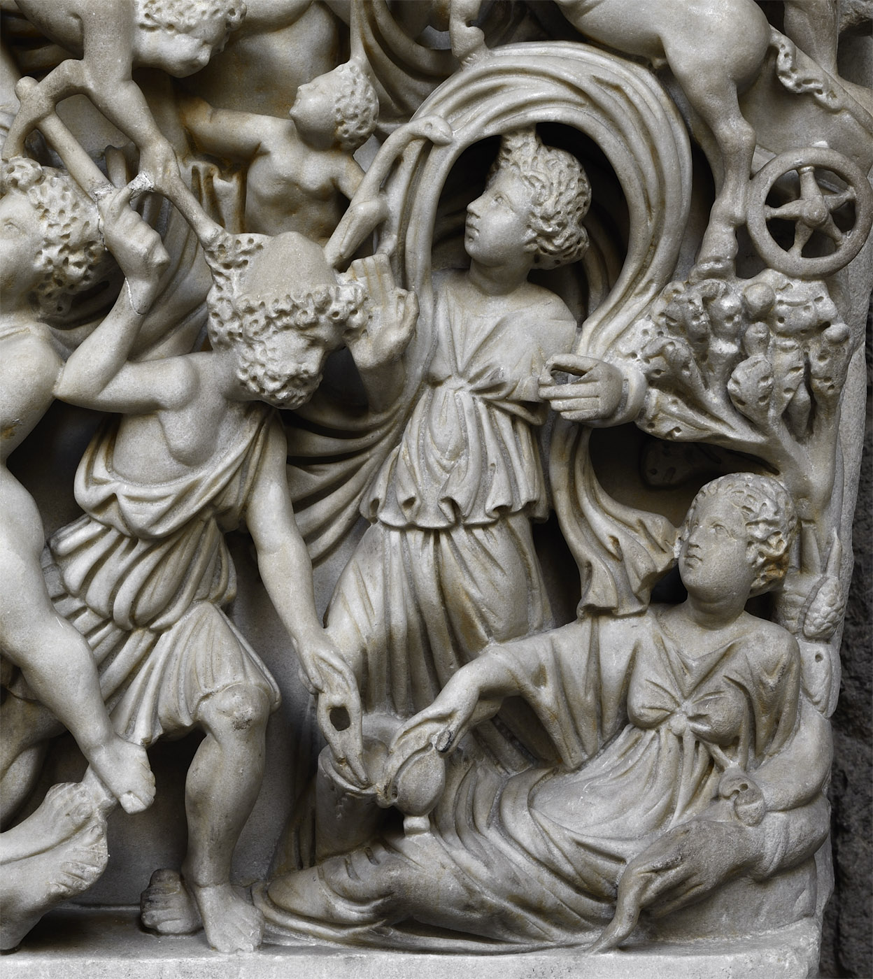 Скульптура Мойр. Саркофаг со сценами мифа о сотворении человека Прометеем