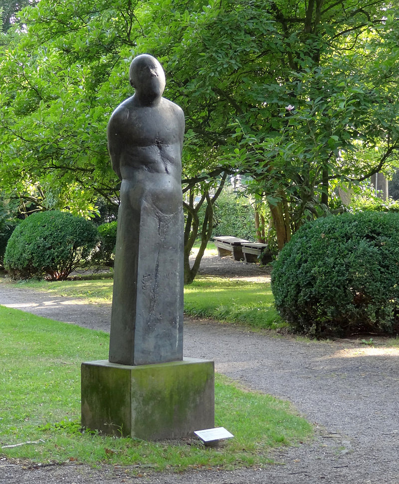 Скульптура Гефест "Großer Hephästos II" фон Вальдемар Отто в парке фон Гут Ринсберг. Берлин, Германия