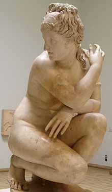 «Крадущаяся Афродита», греко-римская мраморная статуя, второй век нашей эры, Британский музей.